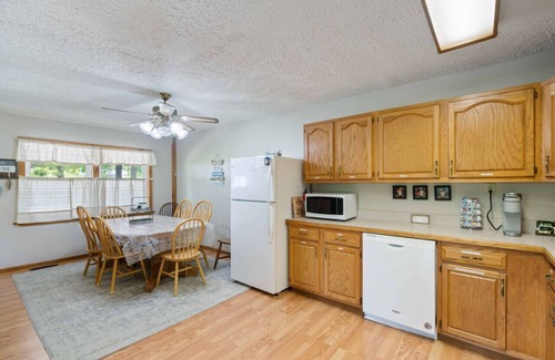 Taswell House | Cozy 5 Bedroom House - 1 Minute From Patoka Lake!