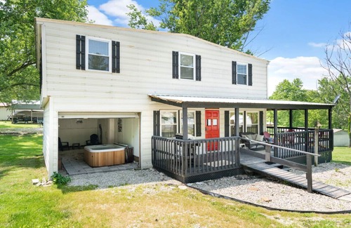 Taswell House | Cozy 5 Bedroom House - 1 Minute From Patoka Lake!