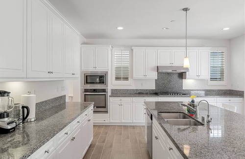 Ontario House | Cozy 5B4.5B｜Communal Pool｜Pets OK｜Garage & Driveway｜Specious Backyard #42465