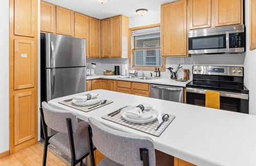 Merriam Park House | Cozy 6-bedroom house inSaint Paul, MN w/Karaoke, Game Room, Projector