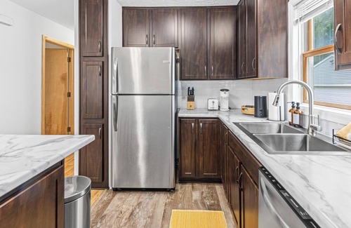Merriam Park House | Cozy 6-bedroom house inSaint Paul, MN w/Karaoke, Game Room, Projector