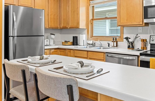 Merriam Park House | Cozy 6-bedroom house inSaint Paul, MN w/Karaoke, Game Room, Projector