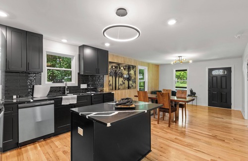 East Durham House | Cozy 6-Guest Stay Near Duke, Central & UNC University, 15 miles to RDU airport!