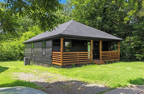 East Durham House | Cozy 6-Guest Stay Near Duke, Central & UNC University, 15 miles to RDU airport!
