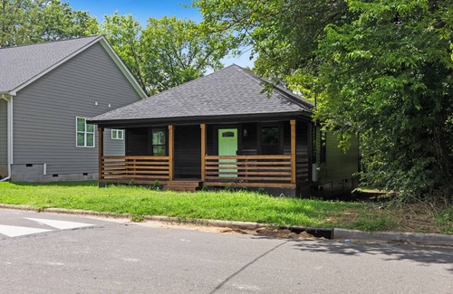East Durham House | Cozy 6-Guest Stay Near Duke, Central & UNC University, 15 miles to RDU airport!