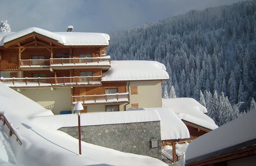 Cohennoz Apartment | Cozy 6-Person Apartment with Pool, Balcony, and Parking in Crest-Voland