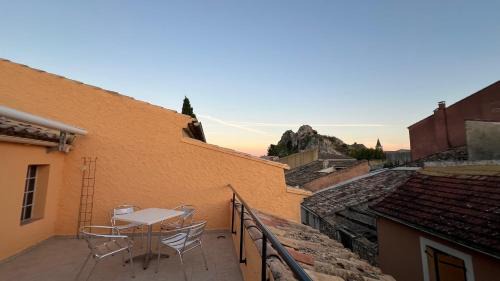 Pierrelatte Apartment | Cozy 60M T4 duplex avec terrasse rooftop