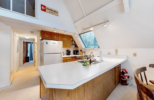 Waitsfield House | Cozy A-frame with loft, deck and easy ski access