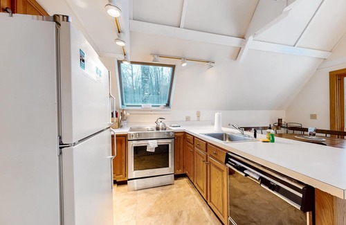 Waitsfield House | Cozy A-frame with loft, deck and easy ski access