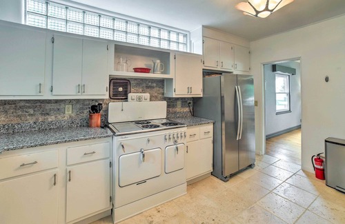 Chesterton House | Cozy Abode ~ 3 Mi to Indiana Dunes Nat'l Park