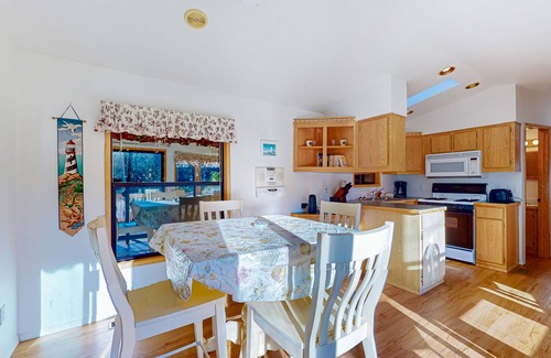 Brookings Cabin | Cozy abode steps from the beach with a private hot tub and nautical theme