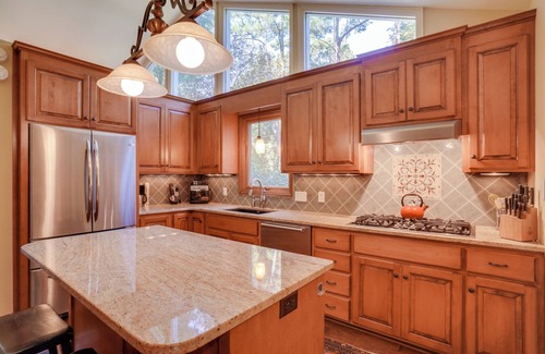 Summerville Historic District House | Cozy Abode w/Yard ~ 1 Mi to Dtwn Summerville
