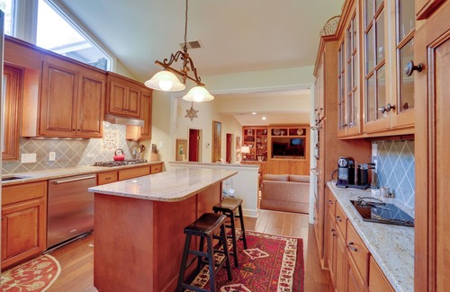 Summerville Historic District House | Cozy Abode w/Yard ~ 1 Mi to Dtwn Summerville
