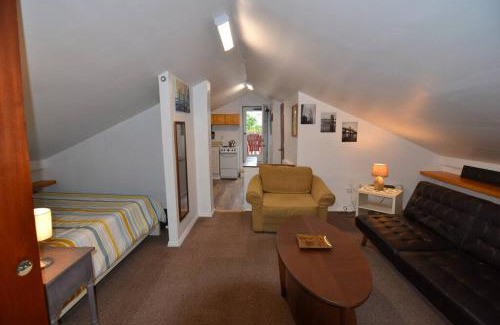 Communipaw Apartment | Cozy Alcove Studio Apt w Outdoor deck w NYC Views