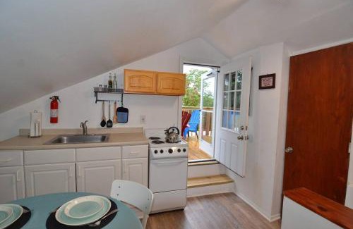 Communipaw Apartment | Cozy Alcove Studio Apt w Outdoor deck w NYC Views