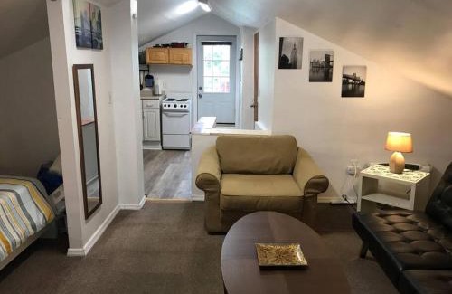 Communipaw Apartment | Cozy Alcove Studio Apt w Outdoor deck w NYC Views