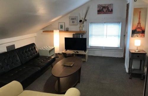 Communipaw Apartment | Cozy Alcove Studio Apt w Outdoor deck w NYC Views