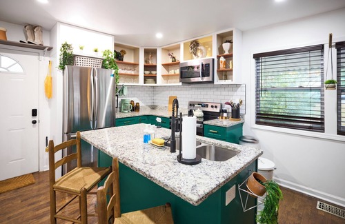 Church Street House | Cozy and Artsy 3-Bedroom House with AC, WiFi near Downtown Atlanta