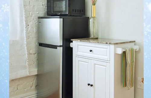 Rampart Village Apartment | Cozy and Bright Studio Ideal for Couples!