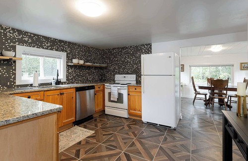 Hendersonville House | Cozy and Chic 2B Cottage Mins From Downtown