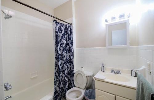 The Heights Apartment | Cozy and Chic 2BR apartment mins to NYC