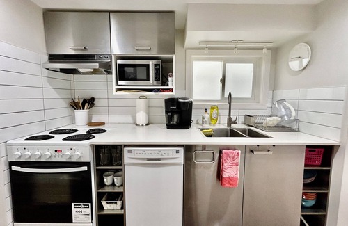 Grandview-Woodland House | Cozy and Clean 2-bed 1-liv Garden Suite Close to Commercial Drive /10 min to DT