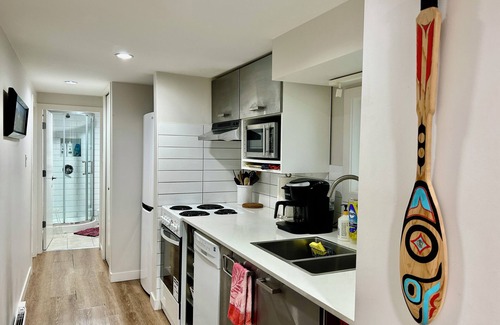 Grandview-Woodland House | Cozy and Clean 2-bed 1-liv Garden Suite Close to Commercial Drive /10 min to DT