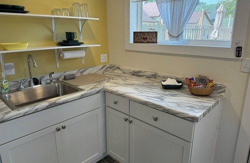 Port Clinton Cottage | Cozy and close to downtown Port Clinton, Jet Express to Put-In-Bay and fishing!