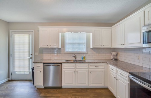 Statesboro House | Cozy and Contemporary Villa 1 Mile From GSU