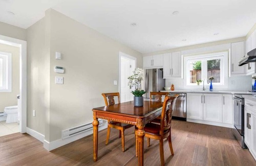West Point Grey House | Cozy and Convenient 2BR Home near Kitsilano Beach