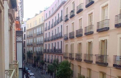 Palacio Apartment | Cozy and Elegant Blue Room with 2 balconies in Opera