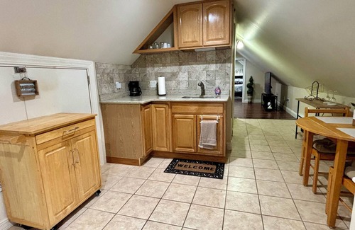 Elizabeth House | Cozy and modern apartment. Only 5 mins from Newark airport and 30 mins to NYC