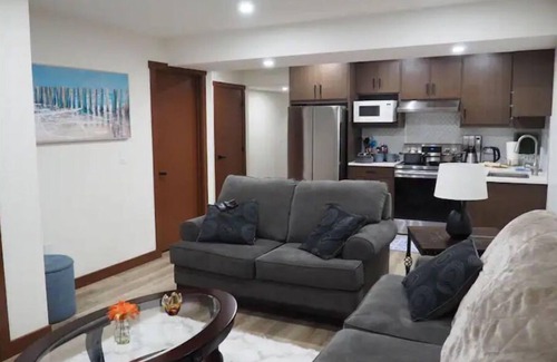 Calgary House | Cozy and Modern Suite Near Airportn