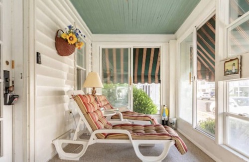 Riviera Cottage | Cozy and nostalgic family friendly shore home