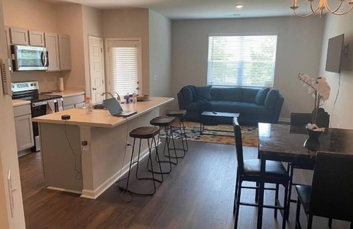 Riverdale House | Cozy and Quiet Townhouse