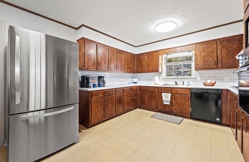 Gainesville House | Cozy and serene fishing cabin, Family Traditions, private dock and lake views.