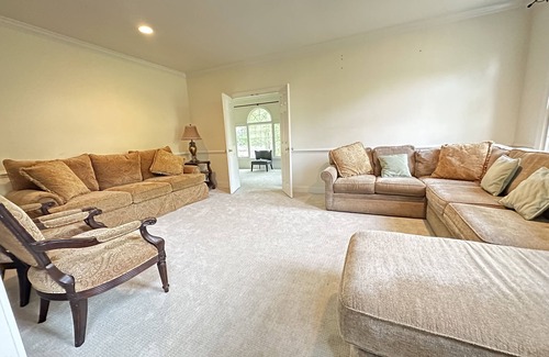 East Stroudsburg House | Cozy and Spacious Furnished House in a gated golf community