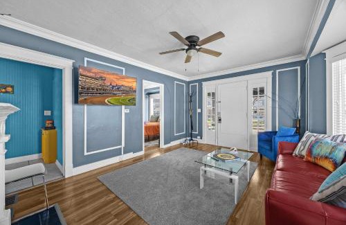 Merriwether House | Cozy and Spacious Retreat in Lou Arts District