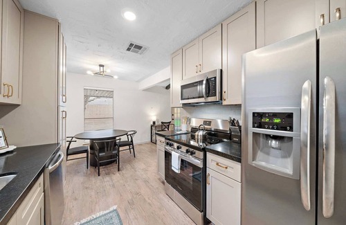 Pasadena House | Cozy and Stylish 3-Bedroom Family Retreat