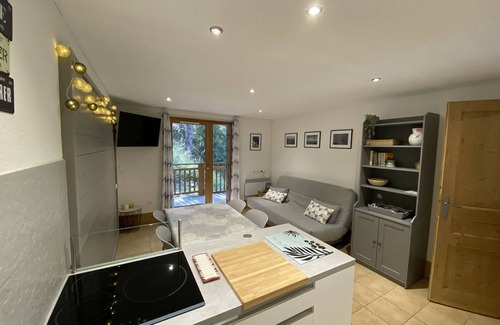 Bellentre Apartment | Cozy Apartment 6 Guests, Balcony, Pool Access, Close to Slopes and Amenities