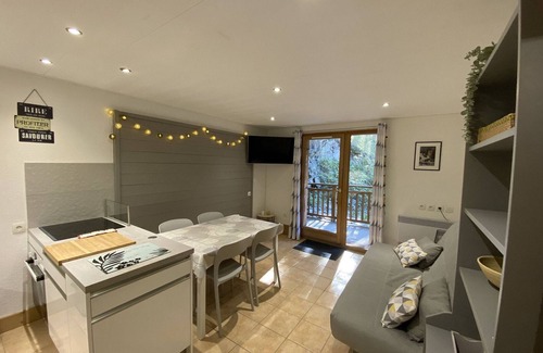 Bellentre Apartment | Cozy Apartment 6 Guests, Balcony, Pool Access, Close to Slopes and Amenities