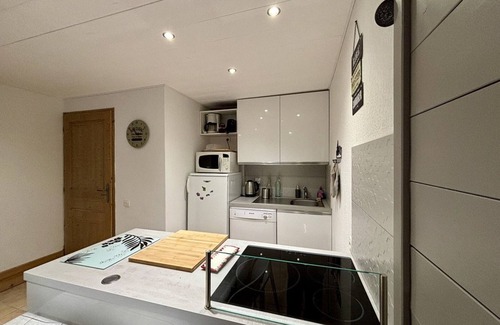 Bellentre Apartment | Cozy Apartment 6 Guests, Balcony, Pool Access, Close to Slopes and Amenities