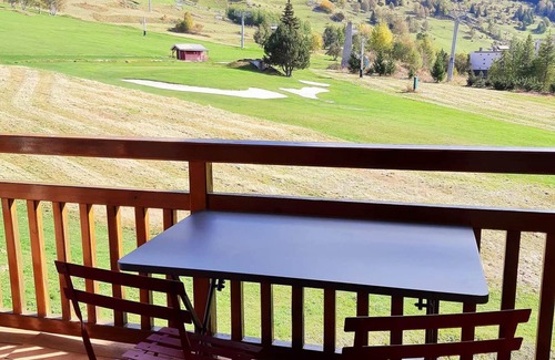 Les Deux Alpes Apartment | Cozy apartment for 6 at the foot of the slopes with parking and pets allowed