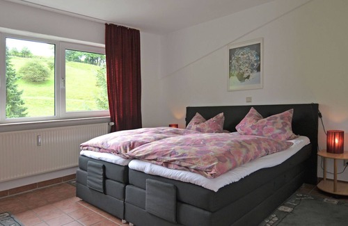 Oberveischede Apartment | Cozy Apartment in Bruchhausen with Terrace