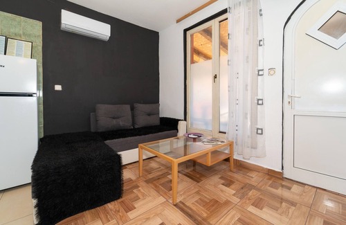 Donji Karin Apartment | Cozy apartment in Benkovac with WiFi