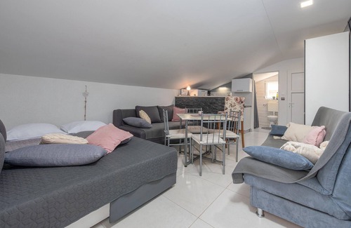 Ribarica Apartment | Cozy apartment in Cesarica with kitchen