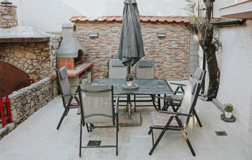 Ribarica Apartment | Cozy Apartment In Cesarica With Kitchen