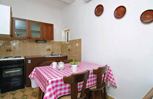 Jadrtovac Apartment | Cozy apartment in Jadrtovac with WiFi