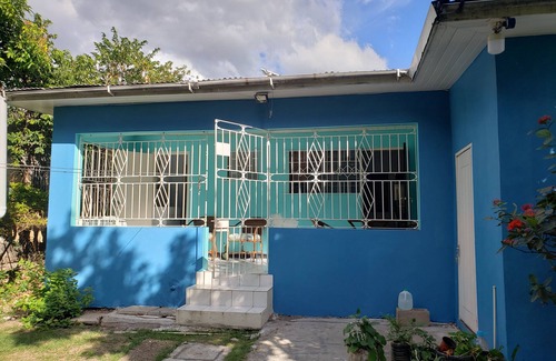 Molynes Gardens Apartment | Cozy Apartment in Kingston, 10 mins to Business District