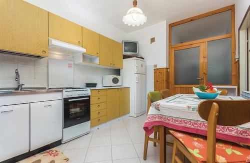 Lovrecica Apartment | Cozy apartment in Lovrecica with WiFi